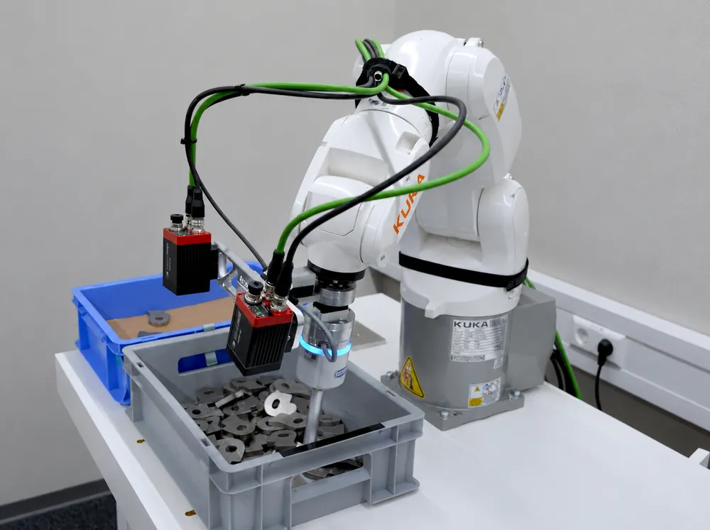 機器手臂搭配 SensoPart 3D 視覺系統進行料箱隨機取件（Bin Picking）